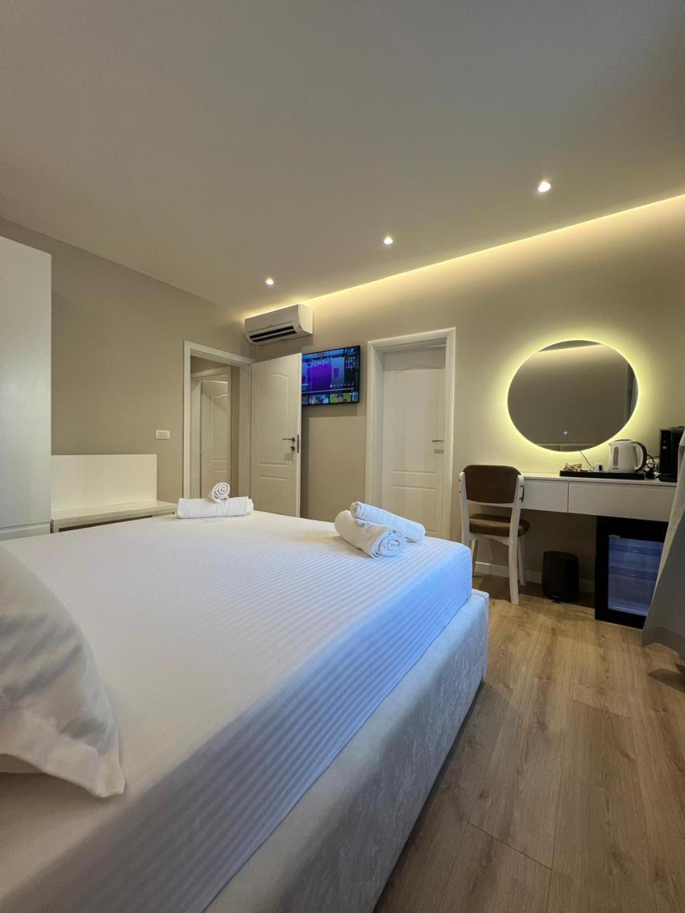 Charles City Center Tirana Eksteriør billede